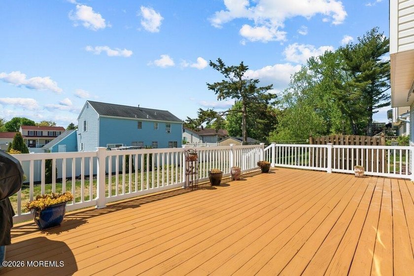 A true charmer in sought after Mapletree! Original owners are - photo 39