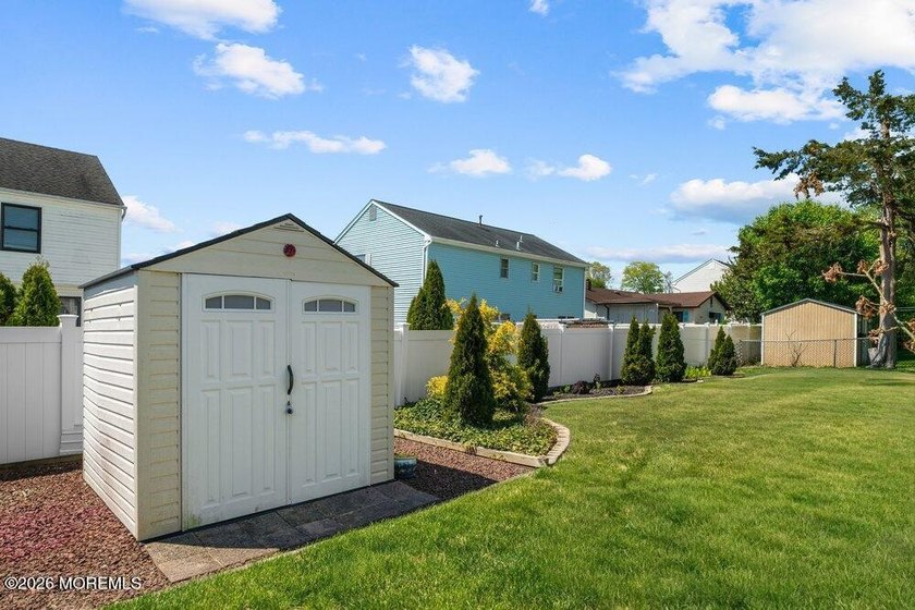A true charmer in sought after Mapletree! Original owners are - photo 40