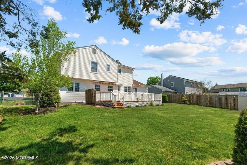 A true charmer in sought after Mapletree! Original owners are - photo 41