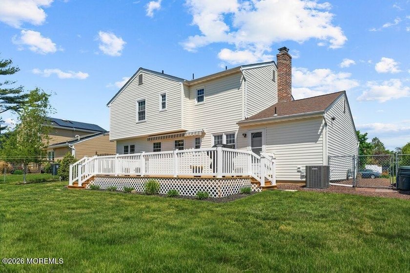 A true charmer in sought after Mapletree! Original owners are - photo 42