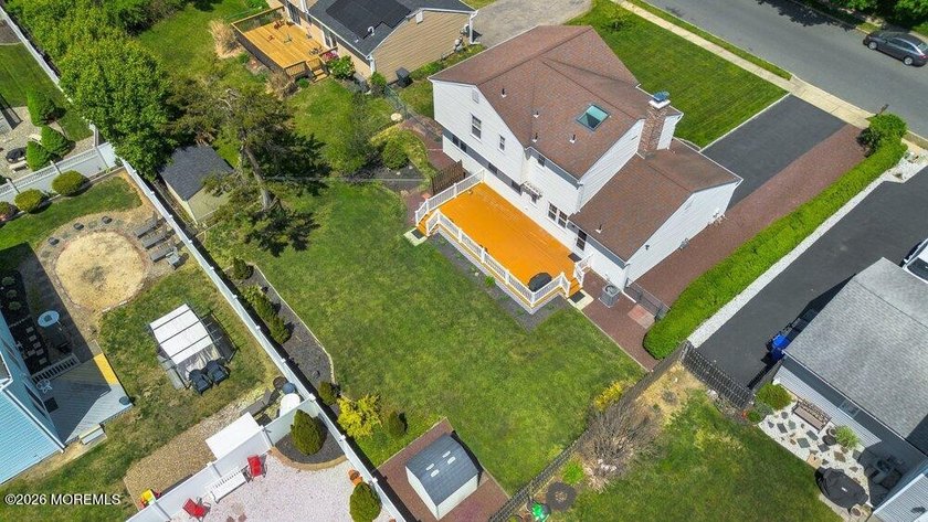 A true charmer in sought after Mapletree! Original owners are - photo 43