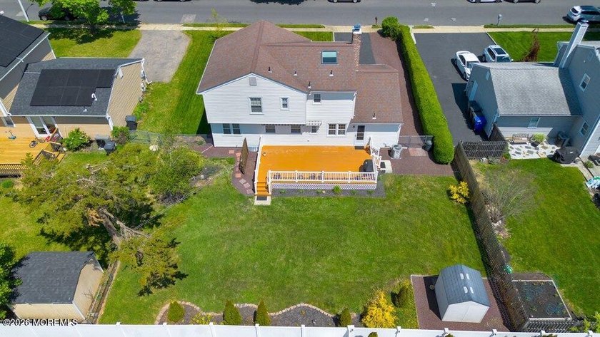 A true charmer in sought after Mapletree! Original owners are - photo 44