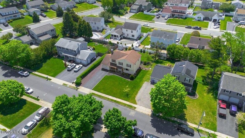 A true charmer in sought after Mapletree! Original owners are - photo 46