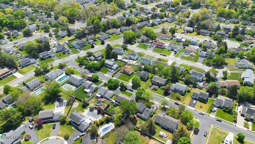 A true charmer in sought after Mapletree! Original owners are - photo 47