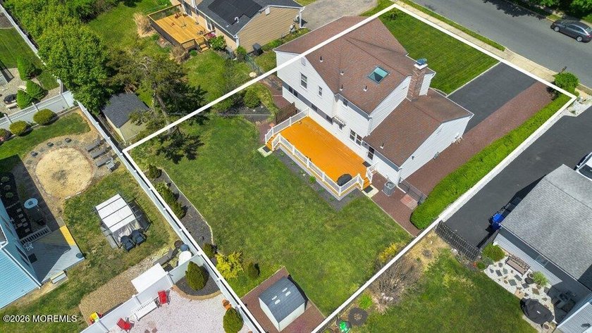 A true charmer in sought after Mapletree! Original owners are - photo 48