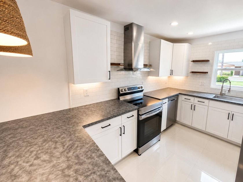 Welcome home to this beautifully upgraded villa in a peaceful - photo 2