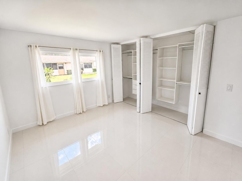Welcome home to this beautifully upgraded villa in a peaceful - photo 4