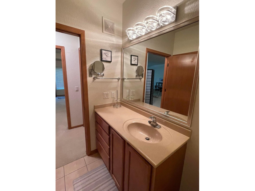 Welcome to Creekside in Edina, where upscale, maintenance-free - photo 12