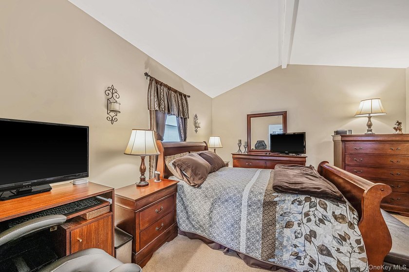 Welcome to this charming, well-maintained 2-bedroom, 1-bath - photo 20