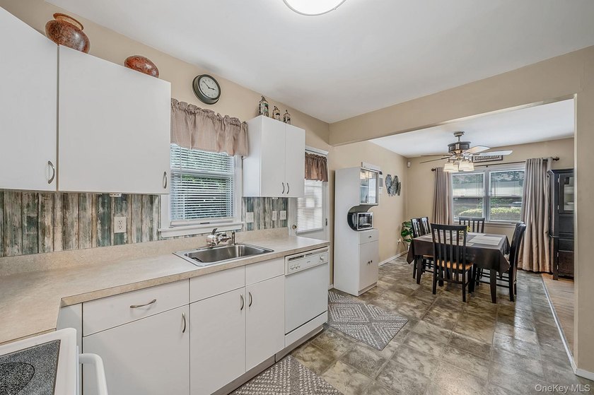Welcome to this charming, well-maintained 2-bedroom, 1-bath - photo 22