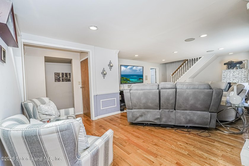 Beautifully appointed colonial in Travis. Lovely rocking chair - photo 11
