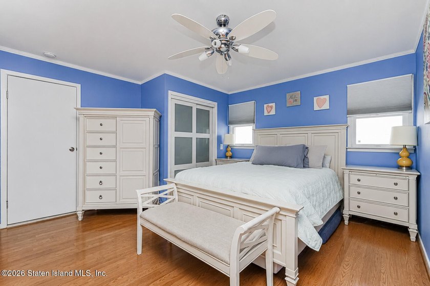 Beautifully appointed colonial in Travis. Lovely rocking chair - photo 21
