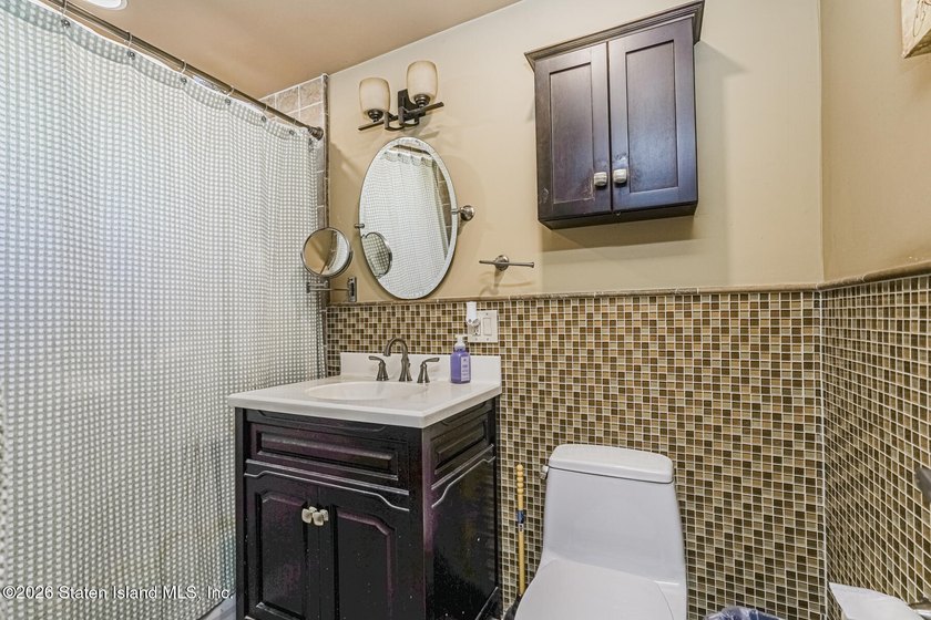Beautifully appointed colonial in Travis. Lovely rocking chair - photo 29