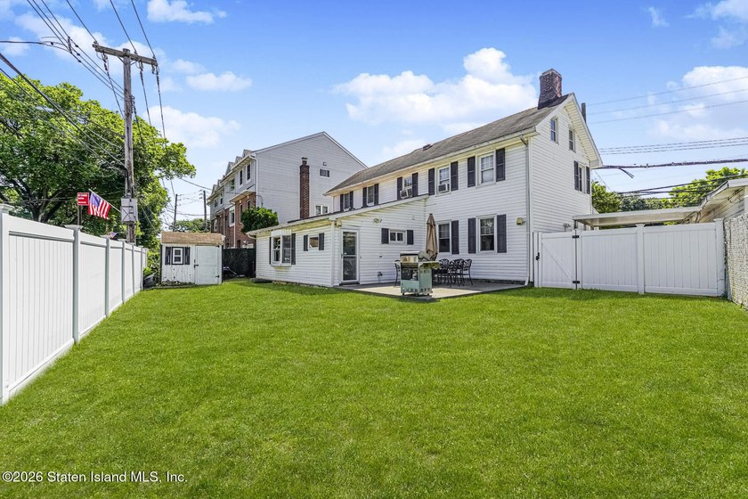 Beautifully appointed colonial in Travis. Lovely rocking chair - photo 30