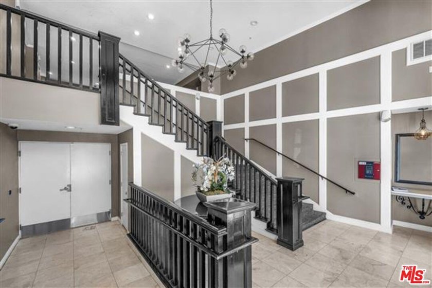 BACK ON MARKET! PRICE TO SELL! This beautifully updated - photo 2