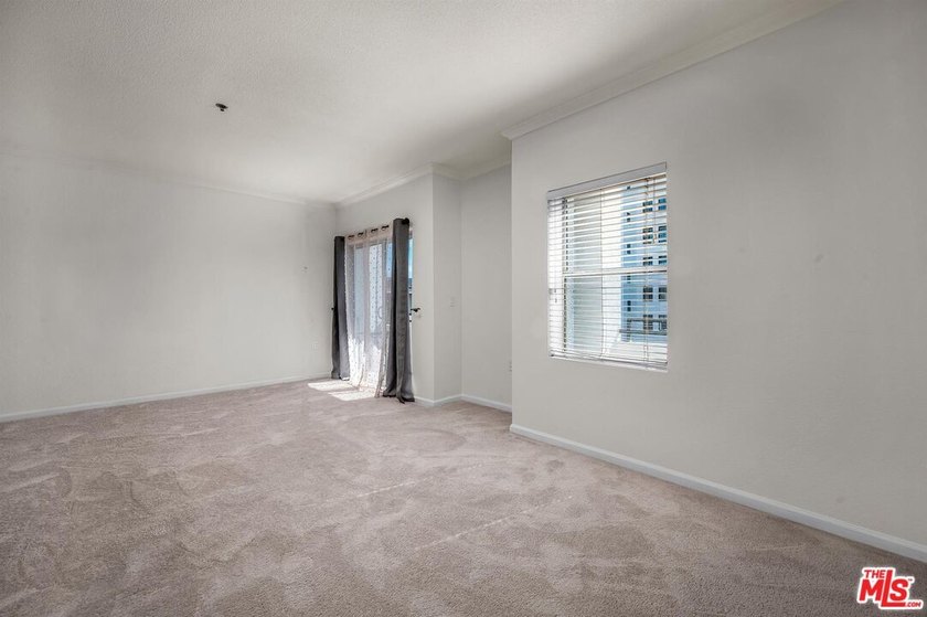 BACK ON MARKET! PRICE TO SELL! This beautifully updated - photo 6