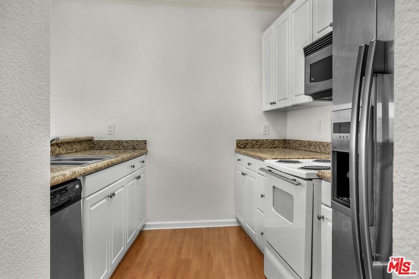 BACK ON MARKET! PRICE TO SELL! This beautifully updated - photo 9