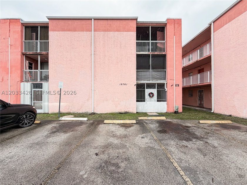 Well-maintained and spacious 2-bedroom, 2-bathroom condo located - photo 2