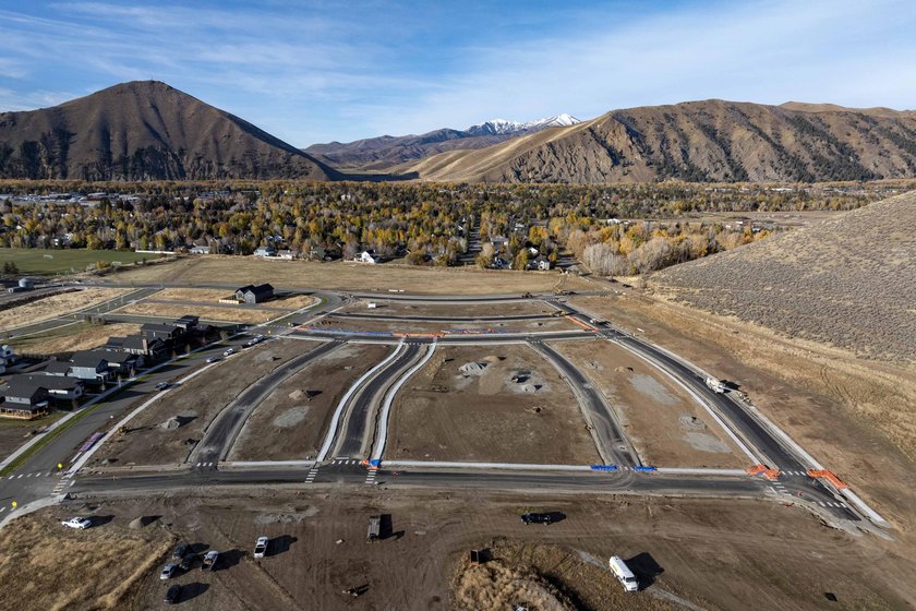 Located in majestic Quigley Canyon, Quigley Farm has been - photo 3