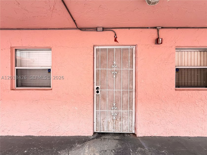 Well-maintained and spacious 2-bedroom, 2-bathroom condo located - photo 4