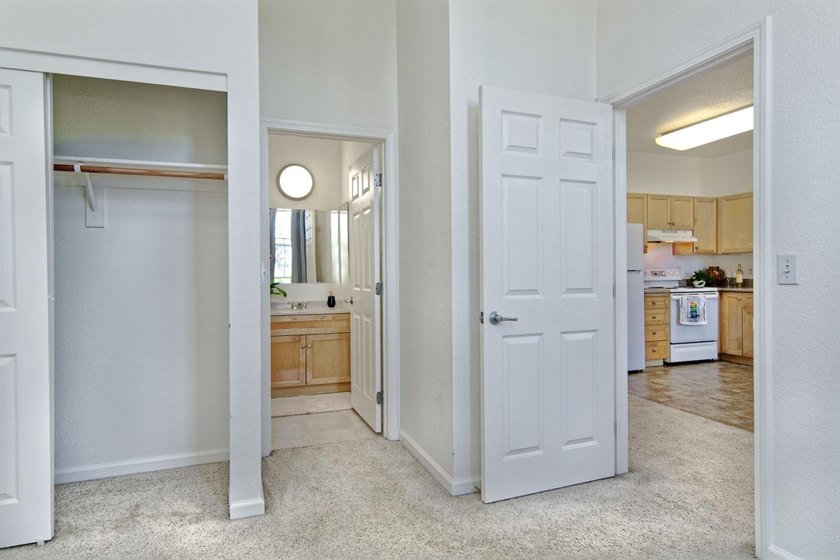 Move-In Ready! Immaculate &amp; Inviting. Don't miss one-of-the-best - photo 14