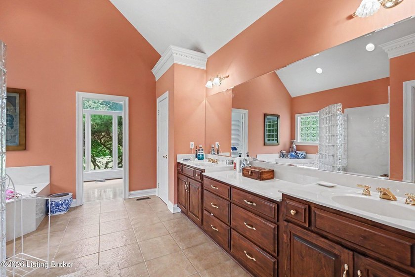 Over 5300 Sq. Ft Deville Custom 2 Story Home*One Owner*5 - photo 16