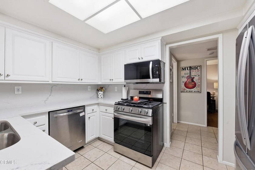 Charming La Ventana Townhome! Beautifully Maintained 3 Bedroom - photo 8