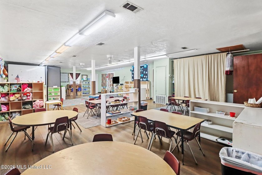 Welcome to this well-maintained approximately 3,000 square foot - photo 15