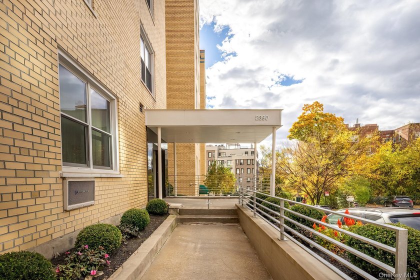 **ACCEPTED OFFER** Spacious and bright 2 bedroom conveniently - photo 2