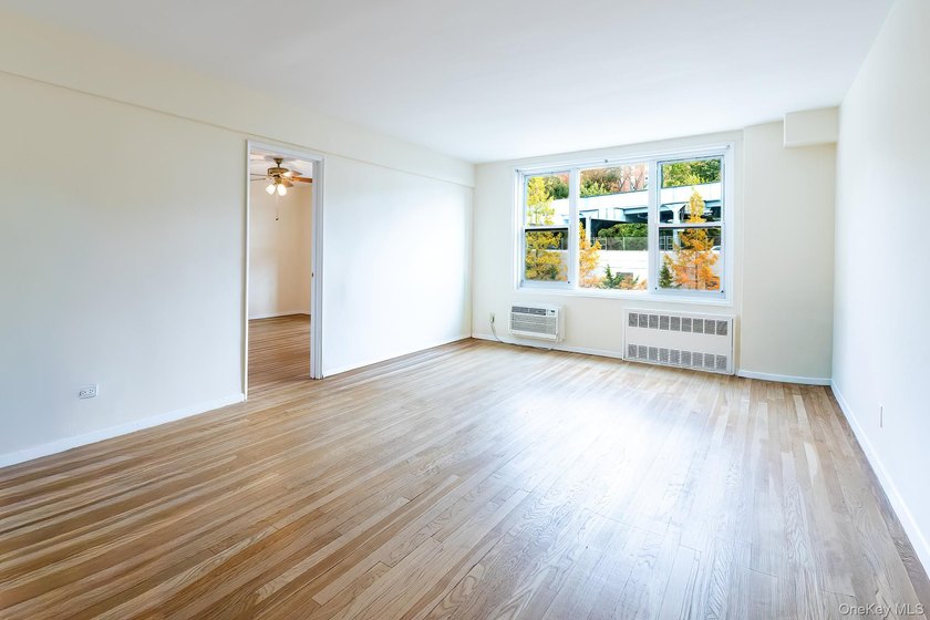 **ACCEPTED OFFER** Spacious and bright 2 bedroom conveniently - photo 5