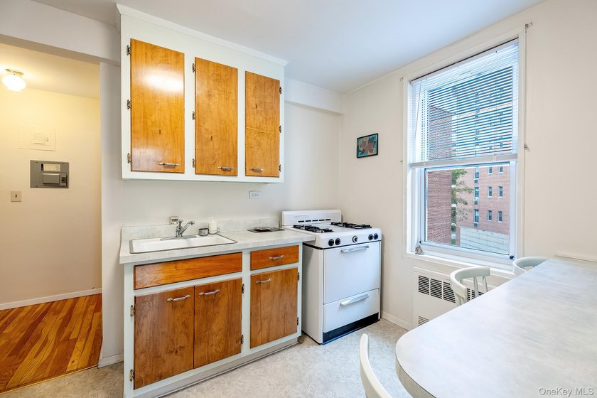 **ACCEPTED OFFER** Spacious and bright 2 bedroom conveniently - photo 9