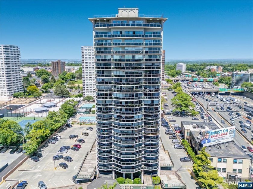 Welcome to The Pembroke, a luxury full-service building just - photo 29