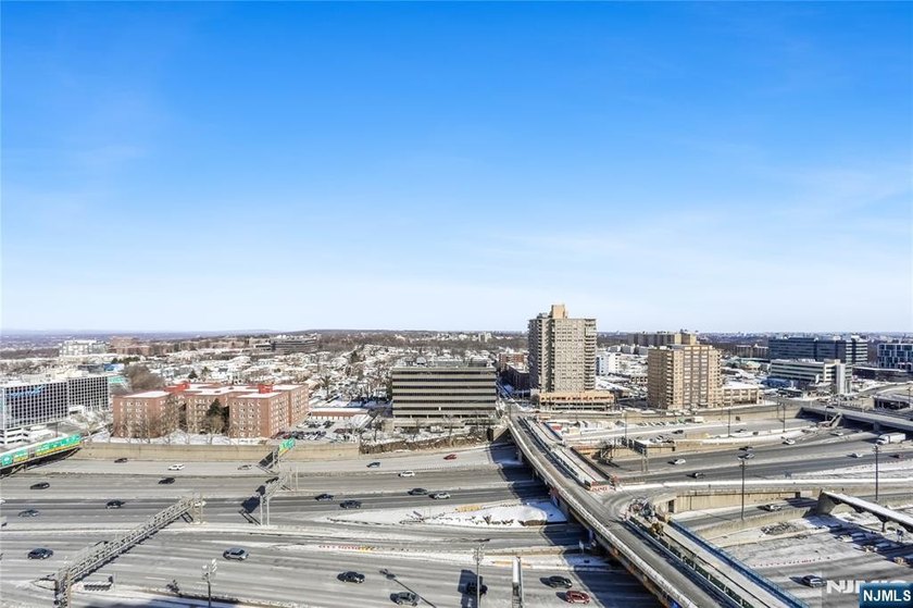 Welcome to The Pembroke, a luxury full-service building just - photo 40