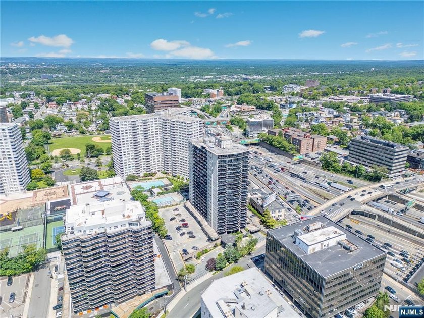 Welcome to The Pembroke, a luxury full-service building just - photo 44