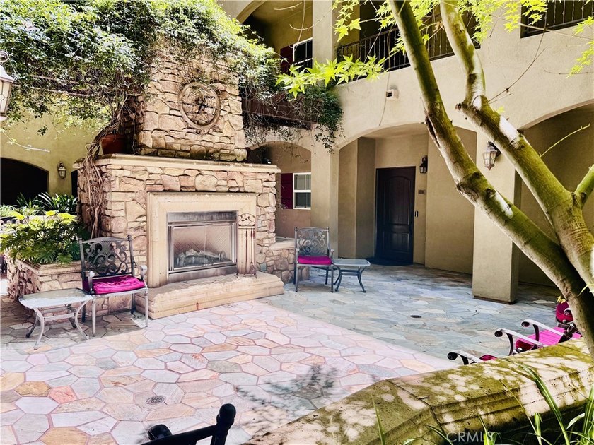 Welcome to this spacious and beautifully updated three-bedroom - photo 5