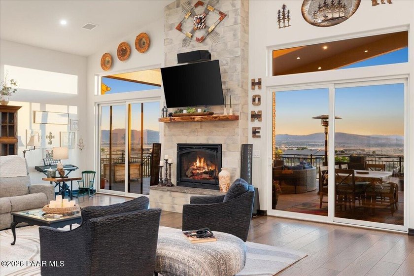 Welcome home to a place where luxury meets country. From morning - photo 13