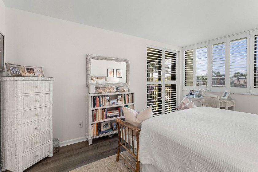 Positioned mere steps from the shoreline, this three-bedroom - photo 18