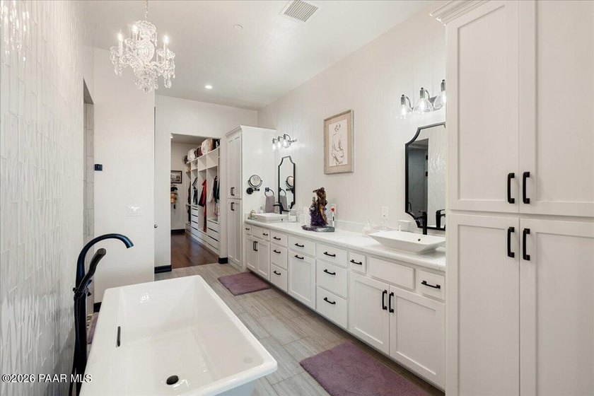 Welcome home to a place where luxury meets country. From morning - photo 19