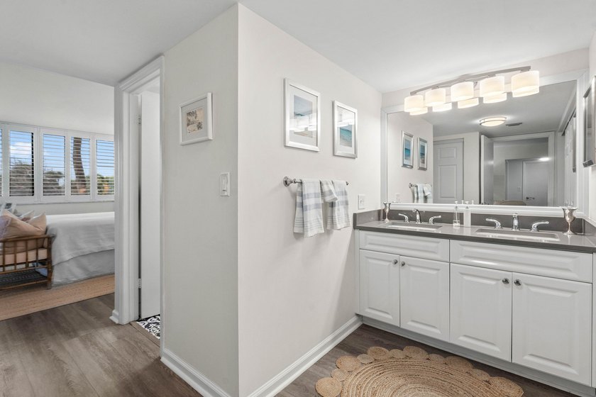 Positioned mere steps from the shoreline, this three-bedroom - photo 19