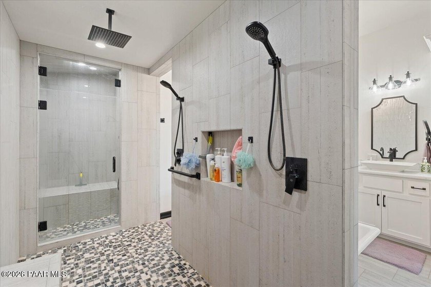 Welcome home to a place where luxury meets country. From morning - photo 21