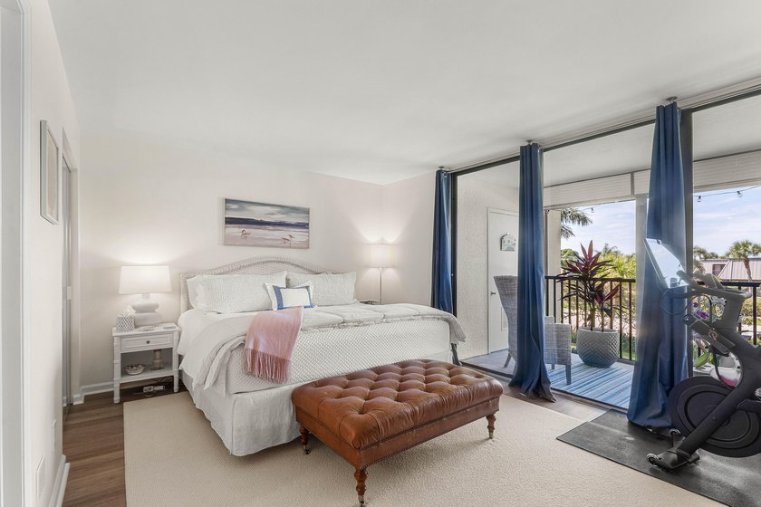 Positioned mere steps from the shoreline, this three-bedroom - photo 21