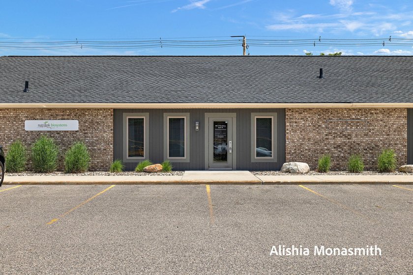 Exceptional opportunity to own a beautifully renovated - photo 2