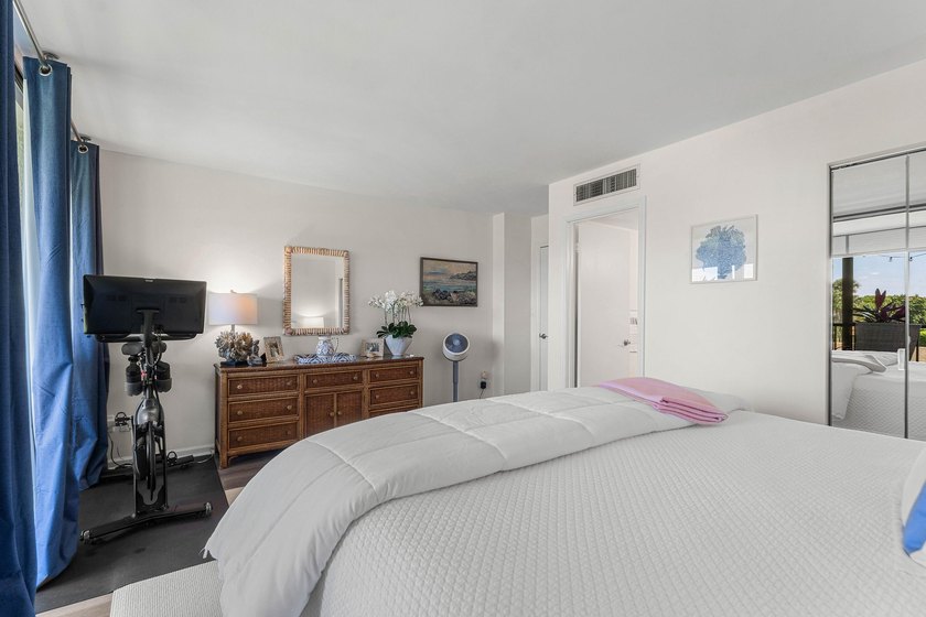 Positioned mere steps from the shoreline, this three-bedroom - photo 22