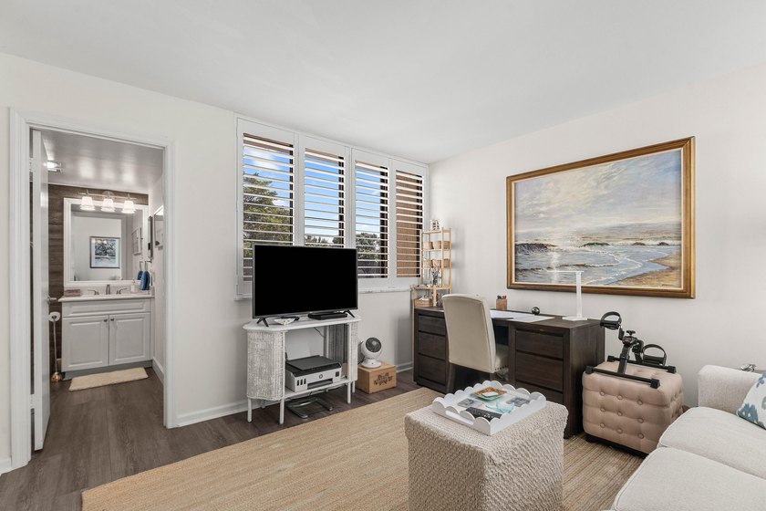Positioned mere steps from the shoreline, this three-bedroom - photo 24