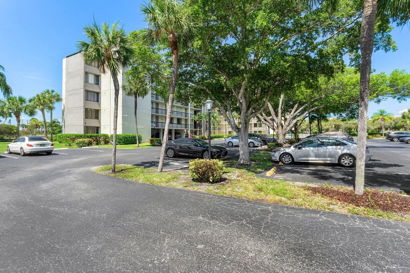 Positioned mere steps from the shoreline, this three-bedroom - photo 26