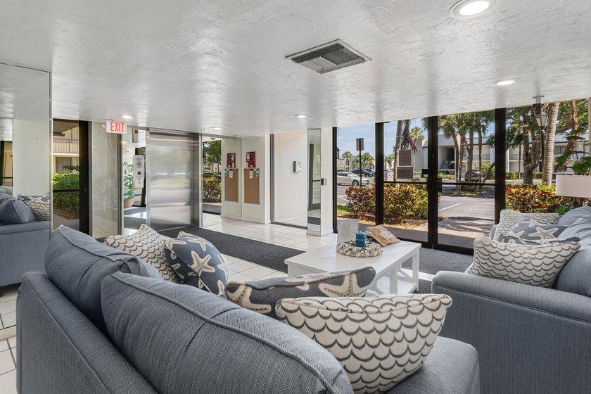 Positioned mere steps from the shoreline, this three-bedroom - photo 28