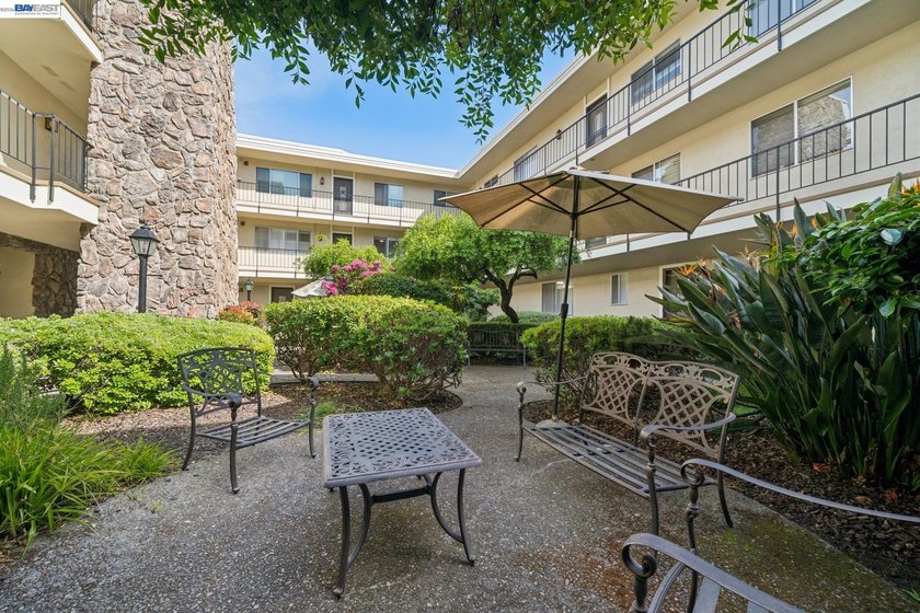 Welcome to 1701 Central Ave in Alameda! This rare top-floor - photo 22