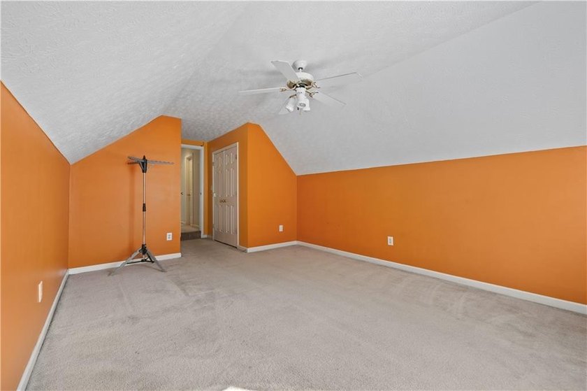 Elegant and spacious 5-bedroom, 2.5-bath residence located in a - photo 25