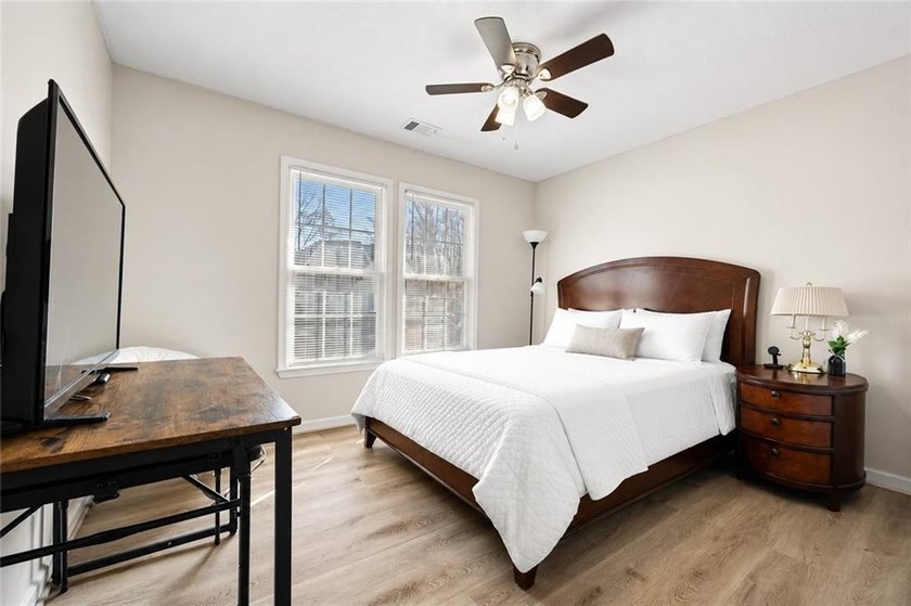 Elegant and spacious 5-bedroom, 2.5-bath residence located in a - photo 34