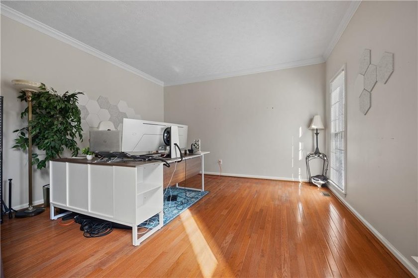 Elegant and spacious 5-bedroom, 2.5-bath residence located in a - photo 36